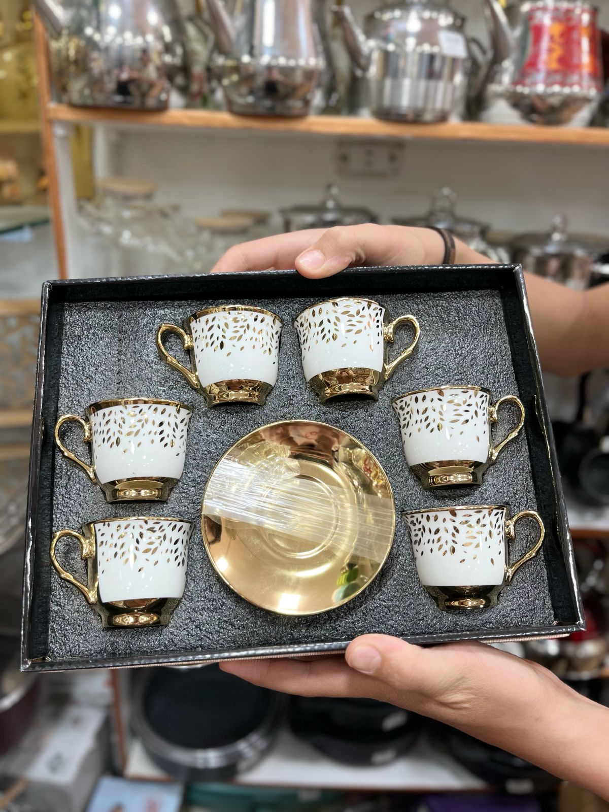طقم قهوة كلاسيكي - 6 فناجين مع أطباقها (أناقة في كل رشفة)